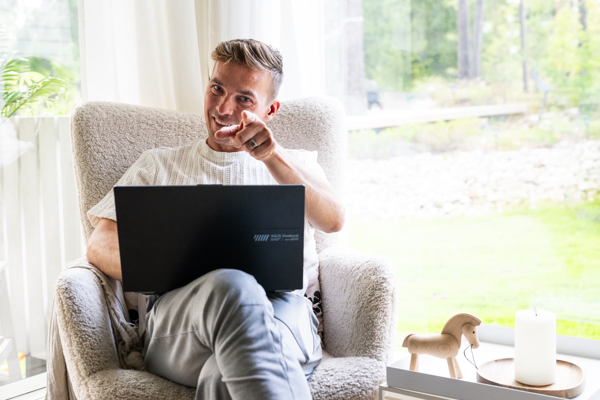 Ville katsomassa ratsastusvideota kannettavalta tietokoneelta